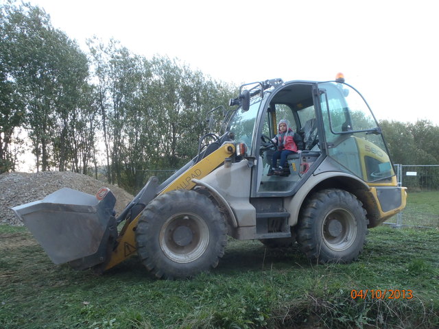 Laura liebt große Baumaschinen