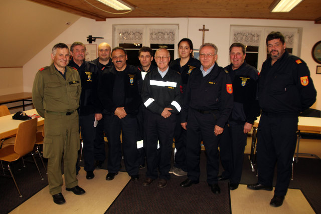 Johann Hackl, Michael Vock, Harald Schwab, Jasmin Schwab, Leopold Riepl, Werner Klampfl, Gerhard Innhauser, Manfred Meißl, Walter Mayer, Alois Greilinger beim Meinungsaustausch zur Feuerwehrgeschichte in Schrick.