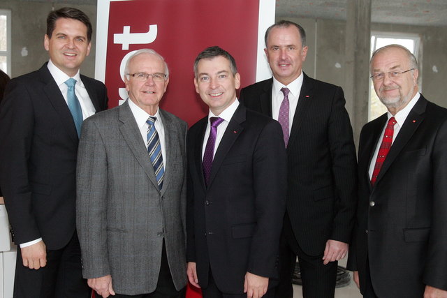 Vizebürgermeister Peter Lehner, Bürgermeister Dr. Peter Koits, Wüstenrot Landesdirektor Erwin Haselberger, Wüstenrot Vorstandsdirektor Franz Meingast, Vizebürgermeister Hermann Wimmer. | Foto: Andreas Maringer