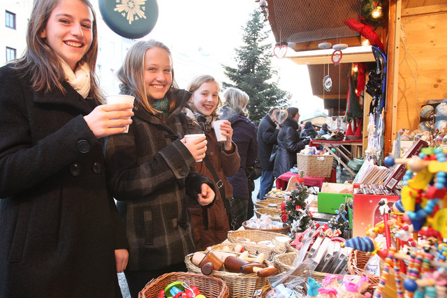 Bunte Geschenke und Mitbringsel für Weihnachten gibt es beim Weihnachtsmarkt am Kirchenplatz. | Foto: www.tricksiebzehn.at