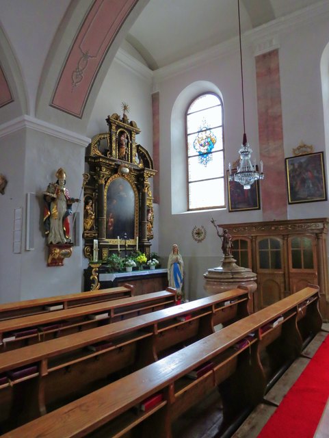 Rechter Seitenaltar, Taufbecken und Beichtstuhl