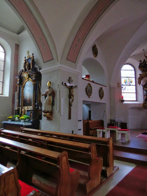 Seitenaltar links mit Blick zum Hauptaltar rechts