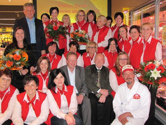 Das Billa-Team mit Regionalmanager Rohrmoser, Bgm Quehenberger (mitte) und Vertriebsmanager Gruber (hinten li).