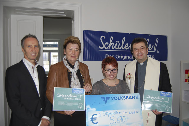 Richard Wieland von der Schülerhilfe, Bezirksvorsteherin Renate Angerer, Leiterin Sonja Himburg und Pfarrer Jan Soroka.