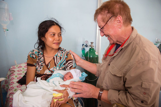 Der WIener Notarzt Dr. Pramendorfer wurde Geburtshelfer im Krankenhaus von Ormoc. Die kleine Yhra ist wohlauf. | Foto: JUHDE/ Paul Hahn