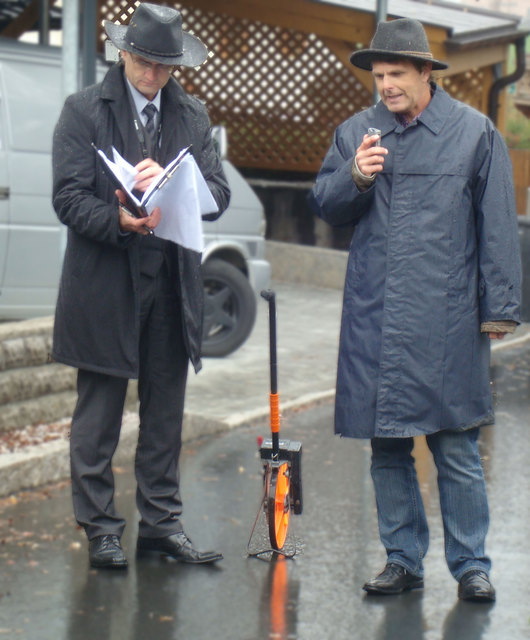 Verkehrssachverständiger DI Kronreif (links) und Richter Dr. Neuhauser beim Lokalaugenschein am Mühlrain in Saalfelden. Foto: Marlene Kunze