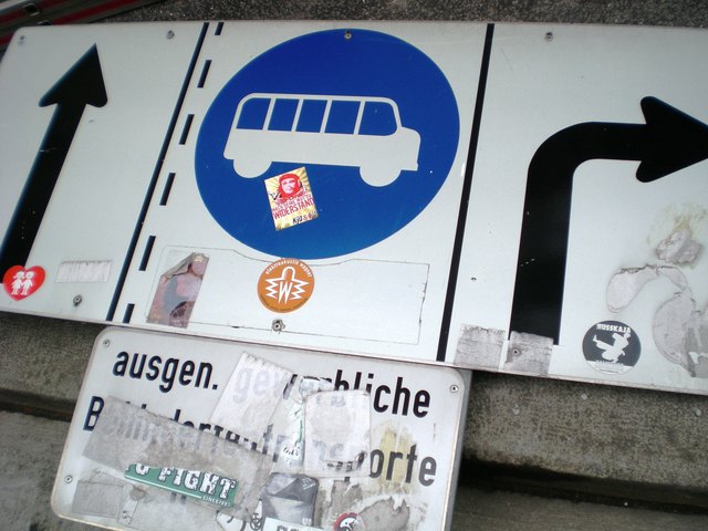 Wer darf hier fahren, wer nicht? Die Zusatztafel in der Burggasse wurde bis zur Unkenntlichkeit verschmiert.