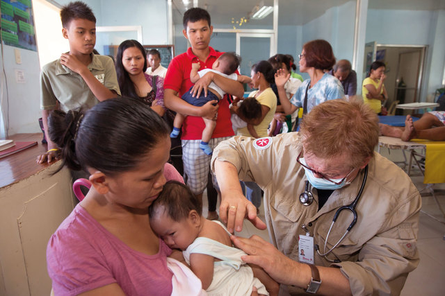 Johanniter Notarzt Dr. Pramendorfer versorgt Patienten im Krankenhaus Ormoc. | Foto: JUHDE/ Paul Hahn
