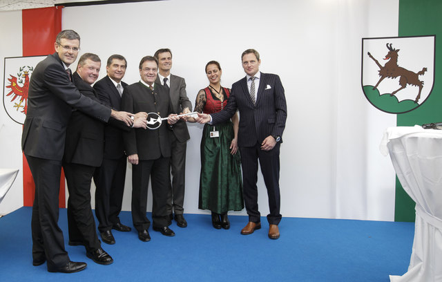 Schlüssel übergeben: K. Winkler, B. Tilg, E. Wastler, G. Platter, T. Sieberer, M. Macher, G. Hernegger. | Foto: Foto: Mühlanger