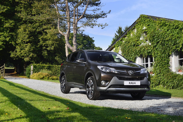 Toyota RAV4 fährt mit neuer Antriebskombi, neuen Ausstattungsextras und modernem Felgendesign ins Modelljahr 2014. | Foto: Toyota