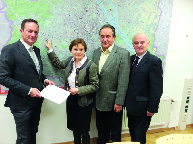 Drei Bezirke wollen Anrainerparken ohne Pickerl (v.l.): Manfred Juraczka, Silke Kobald (13.), Karl Homole (18.) und Adolf Tiller (19.) | Foto: Foto: Ebner