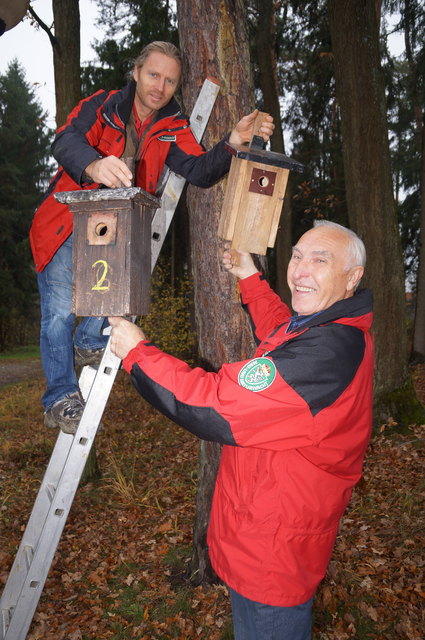 Bei der Arbeit: Konrad Guggi (l.) und Einsatzleiter Toni Plaschzug von der Berg- und Naturwacht