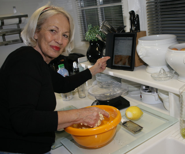 Keksebacken mit Oma ist in vielen Familien Tradition. | Foto: Foto: Rainer Sturm  / pixelio.de