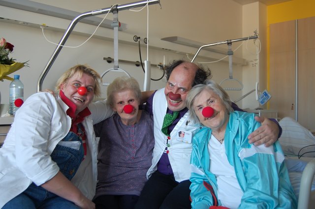 Doktor Sonja Sowieso und Doktor Max Murx bei ihrer "Lach-Visite" auf der Akutgeriatrie im Schärdinger Krankenhaus. | Foto: gespag