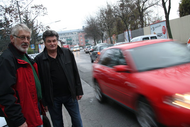 Gefahr für Fußgänger Am Kanal: Die Anrainer Helmut Nagl (r.) und Willy Duschka fordern ein Tempo-Limit.