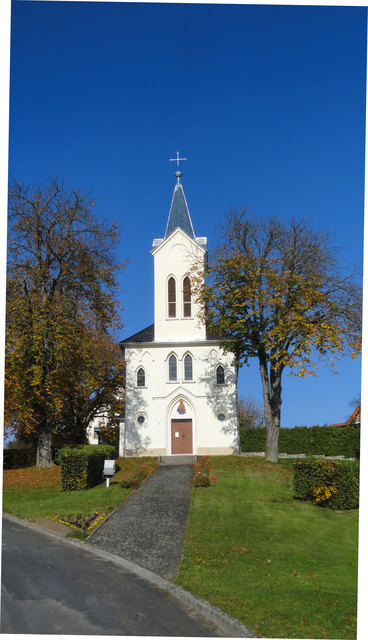 Renoviert und saniert: Die 1812 erbaute Kirche ist ein schlichtes Wahrzeichen Poppendorfs.