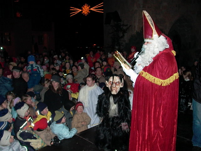 Um ca. 17 Uhr belohnt der Niklaus am Kirchdorfer Dorfplatz alle braven Kinder mit einem kleinen Geschenk