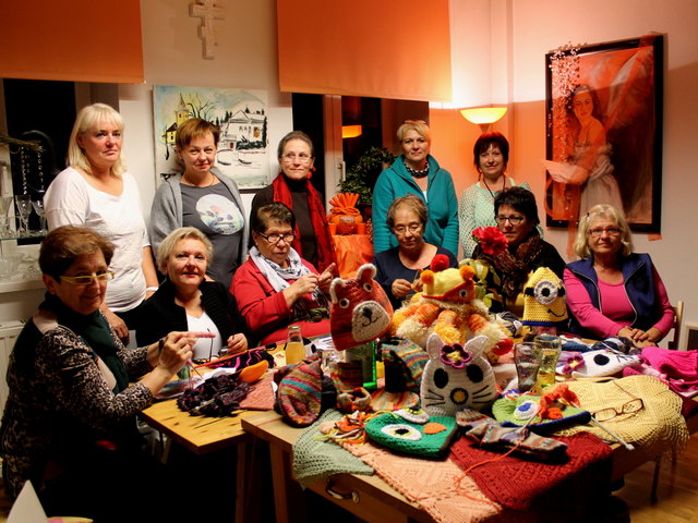 Die Damen der Wiesener Strickrunde unterstützen heuer erstmalig mit ihren Handarbeiten die Kinder Krebs Hilfe. | Foto: Privat