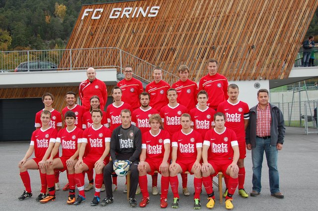 Neue Dressen: Die Kampfmannschaft des FC grins mit Trainer Daniel Mäder und Sponsor Andreas Siess. | Foto: FC Grins