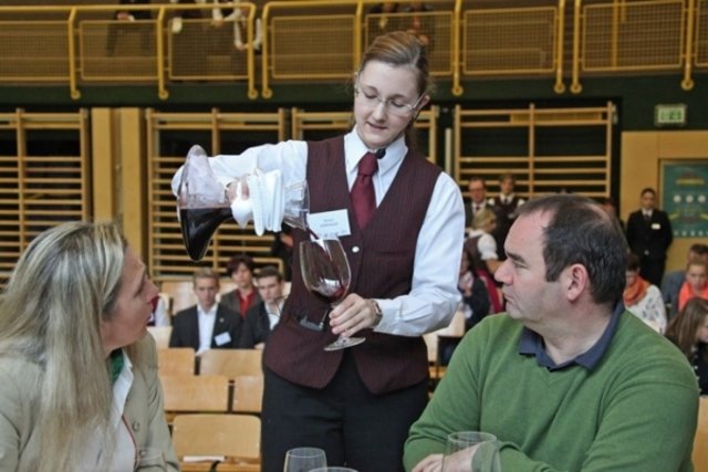 Rotweinservice im Finale