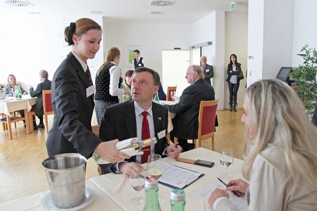 Teresa Hörhager beim Weißwein-Service