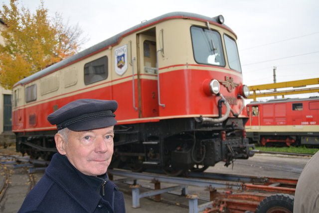 Lokführer i. R. Erich Dürnecker mit der E-Lok 1099.02 aus dem Jahre 1911 die bis in unserer Zeit ihre Dienste auf der Strecke der Mariazellerbahn leistete und dabei drei Mio Kilometer, das sind etwa 75 Erdumrundungen, zurücklegte.