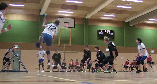 TB04 Möllersdorf (schwarz) in der Verteidigung: v.l.n.r. Alexander Szambor, Patrik Leopold, Marco Postiasi und Sebastian Siegel, im Spiel um Platz 3 gegen Wels.