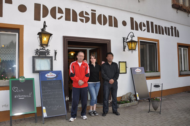 Gasthaus-Hellmuth-Inhaberin Sabine Nitzbon (Mitte) wird für den freundlichen Umgang mit den Asylwerbern gelobt. | Foto: Einsiedl