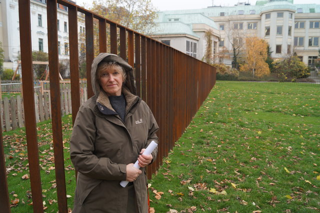 Elisabeth Tiedjens-Posamentir erinnert der Zaun im Anton Benya-Park an die Berliner Mauer.