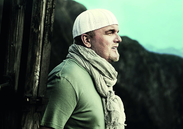 „Schicksalsschläge haben mir gezeigt, dass ich ein Stehaufmandl bin“, sagt der als DJ Ötzi gefeierte Gerry Friedle. | Foto: Volker Neumüller