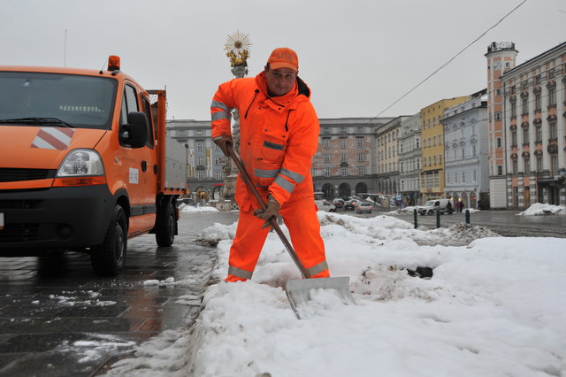 Im Winter sind die Mitarbeiter des Tiefbau Linz, der Stadtgärten und des Gebäudemanagements im Dauereinsatz. | Foto: Stadt Linz