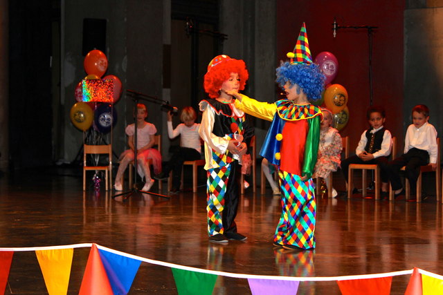 Die Clowns Atin und Florentin, beide fünf Jahre alt, sorgen für Lachstürme im Publikum