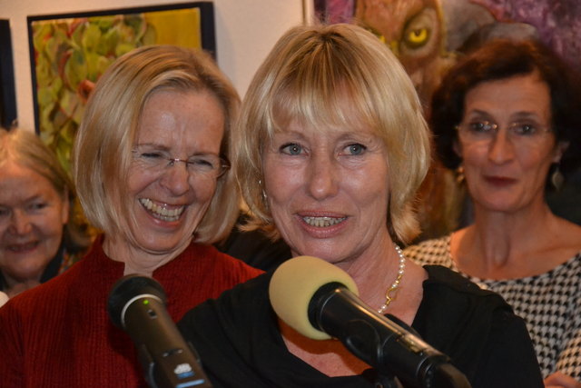 Christine Scherl (re.) formt ihre Idee in eine Gestalt. Links Freundin Rose Öhler.