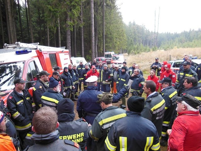 Großaufgebot: Polizei, Hundestaffeln und sämtliche greifbaren Feuerwehrkräfte waren im Einsatz. | Foto: Foto: FF Groß Siegharts