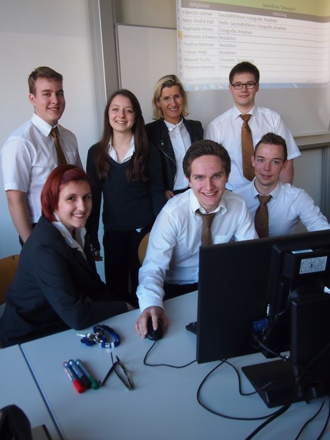 Raphaela Pinter, Valentin Lehner, Manuel Fuchs. 
Stehend: Thomas Maurer, Pauline Meixner, Mag. Johanna Schmid-Göbl, Tobias Heigl | Foto: Foto: HLF