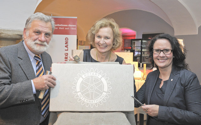 Im Bild (v.l.): Bildhauer Christian Koller (Mitglied des RC Salzburg Land), Dr. Mireille Schwaninger-Thill (Präsidentin des RC Salzburg Land) und Landtagsabgeordnete Maga. Daniela Gutschi  prüfen ein Material-Muster des künftigen „Rock of Hope“.