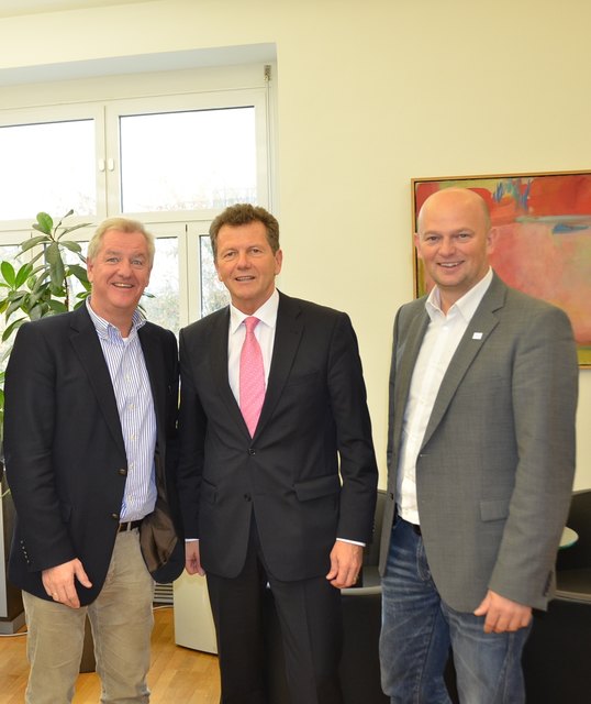 Klaus Graf (l.) ließen LR Wolfgang Waldner und Kärnten Werber Christian Kresse hochleben | Foto: Büro Waldner
