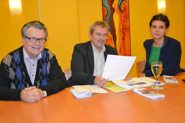 Peter Hopfeld und Hannes Hofer  (Behindertenhilfe) mit Radha Kamath-Peters, der Leiterin des Sozialarbeitskreises. | Foto: Knogler