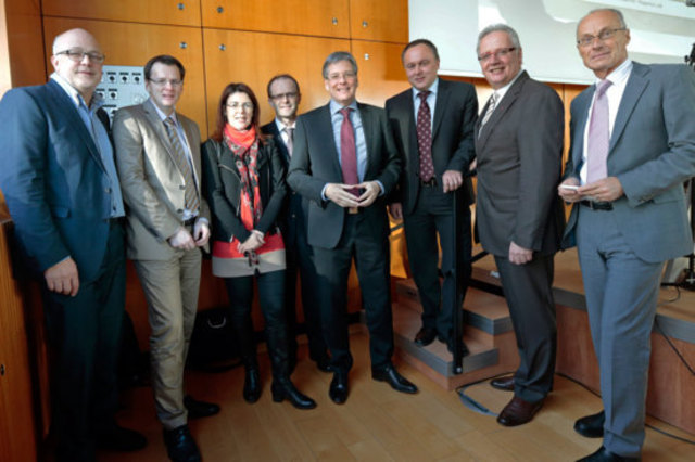LH Peter Kaiser und Landtagspräsident Reinhart Rohr mit einem Teil der Referenten vor der Enquete das Landtages im Landesarchiv | Foto: Eggenberger