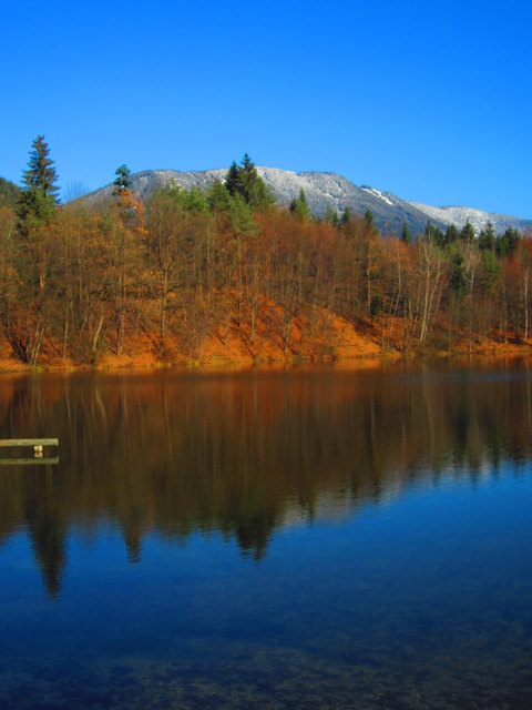 Während der Schnee von der Gerlitze lacht, kann man am St. Leonhardersee noch immer die Herbstsonne genießen.