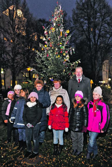 Der Christbaum 2012: Die Illuminierung mit der Dritten Landtagspräsidentin Marianne Klicka und SP-Bezirksvize Josef Kaindl sowie Kindern, die den Baum geschmückt haben. | Foto: Schaub-Walzer/PID