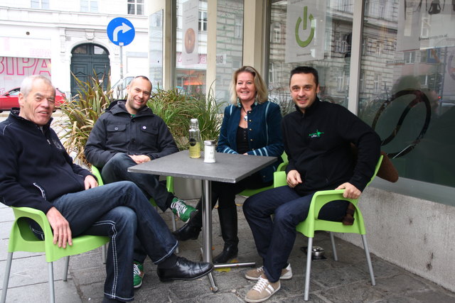 Othmar Müller, Harald Knoll und Christian Stieniger wollen das Grätzl neben der Markthalle zu Szene Viertel etablieren. Das freut auch WKO-EInkaufsstraßen Managerin Monika Rommer.