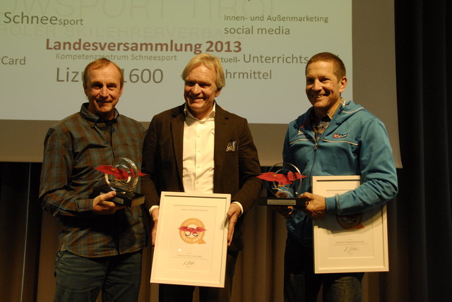 Urs Weber (li.) erhält von Richy Walter, Präsident des Tiroler Schilehrerverbandes (Mi.) den Quality Award. | Foto: Skischule Total