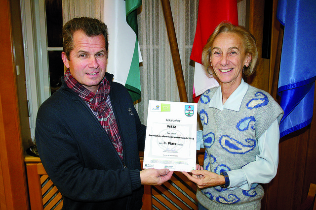 Verkehrsreferent Walter Neuhold und Umweltreferentin Barbara Kulmer freuen sich über die Auszeichnung. | Foto: Stadtgemeinde Weiz