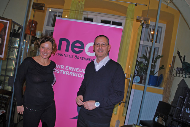 Bezirkssprecherin der NEOS für Eisensadt Ulli Koch und Landessprecher Christian Schreiter