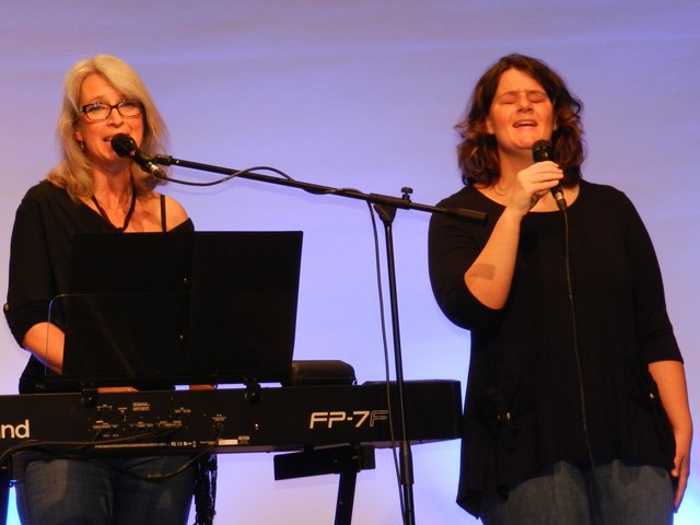 Das Austro-Pop-Duo Gudrun Topf und die blinde Sängerin Sandra Seiwald begeisterten das Publikum bei einem beeindruckenden Konzertabend im Kirchdorfer Dorfsaal