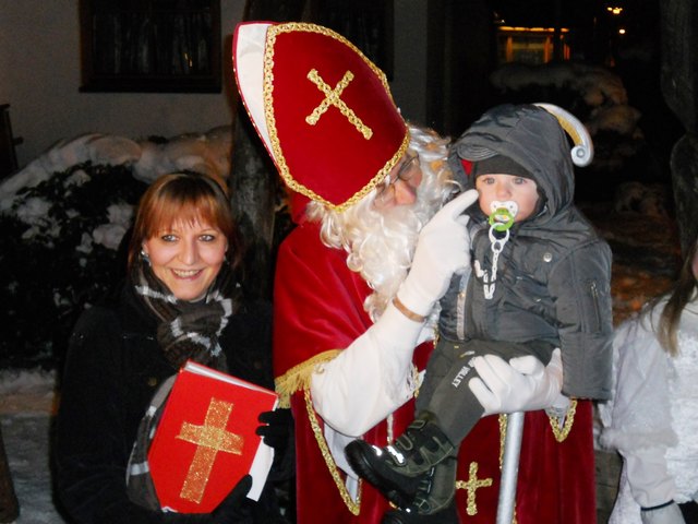 Jung und Alt sind zum Nikolauseinzug und zur anschließenden Krampusshow am Freitag, 6. Dezember ab 18 Uhr vor dem Erpfendorfer Musikpavillon eingeladen