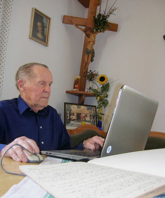 Mit 75 hat er seine ersten Gehversuche am PC unternommen, mit 92 Jahren ist Josef Mayr schon ein echter Profi. | Foto: Pfarre Attnang/Baier