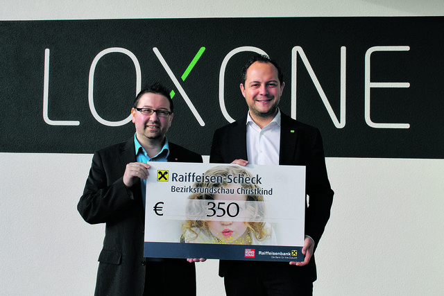 Andreas Hetzendorfer (r.) von Loxone übergab Martin Märzinger, Geschäftsstellenleiter der BezirksRundschau Rohrbach, den Scheck.