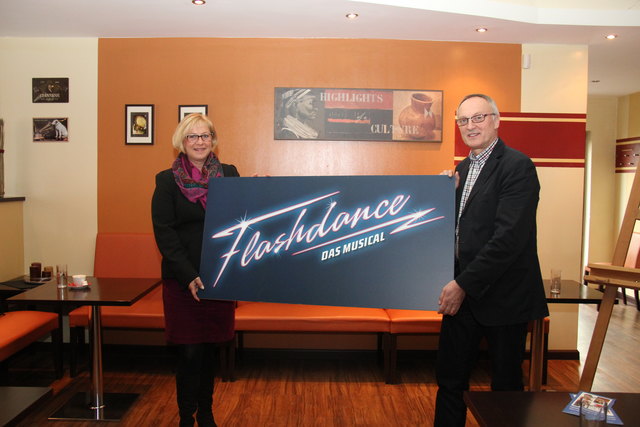 Bürgermeisterin Ursula Puchebner und Intendant Johann Kropfreiter mit "Flashdance".